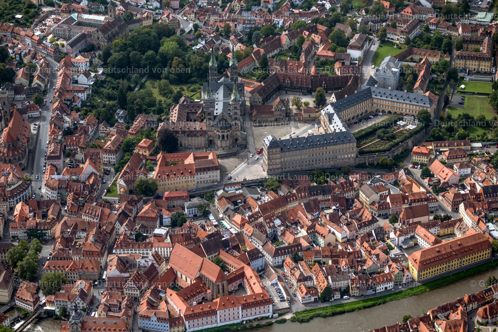 4060211 | BAMBERG 07.09.2021 Platz- Ensemble Domplatz mit Dom und neuer Residenz im Altstadtbereich und Innenstadtzentrum von Bamberg im Bundesland Bayern, Deutschland. // Ensemble space  with cathedral and new residence in the inner city center in Bamberg in the state Bavaria, Germany. Foto: Gerhard Launer