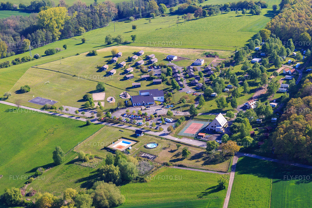 Vue aérienne: Camping SEASONOVA Les Vosges du Nord - Oberbronn à Oberbronn dans le département Bas Rhin, France – .Photo: IMG_099486.jpg prise le 30/04/2017 par Werner Riehm/FLY-FOTO.eu – Résolution de l'original: 5472 x 3648 px – Les Vosges du Nord - Seasonova | Campings Normandie, Bretagne, Pays de La Loire et Alsace