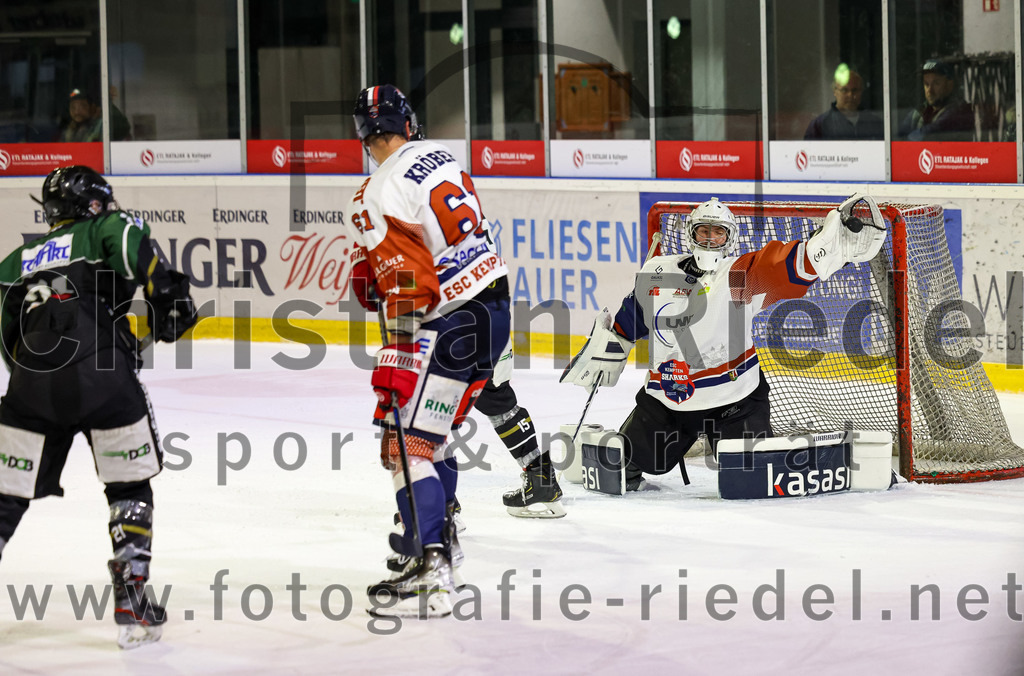 2022-10-23_143_TSV_Erding_gegen_ESC_Kempten | Erding, Deutschland, 23.10.2022:
Eishockey, Bayernliga 2022 / 2023, 7. Spieltag, TSV Erding gegen ESC Kempten, Endergebnis: 

Pascal Kröber (ESC Kempten, #61), Torwart David Blaschta (ESC Kempten, #1)

Foto: Christian Riedel / fotografie-riedel.net