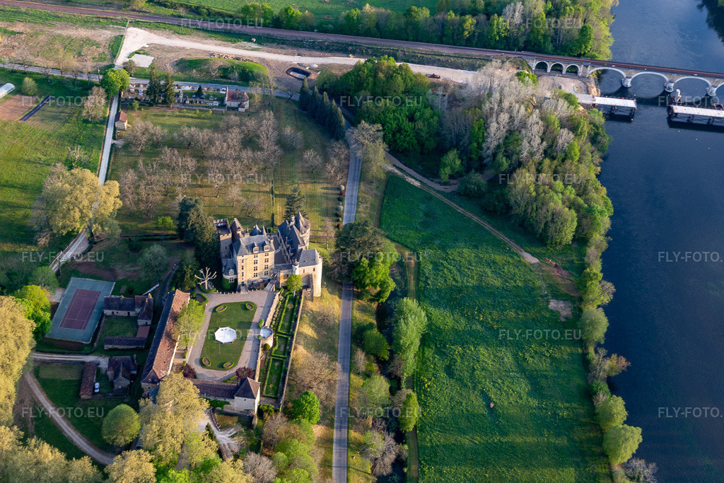 Vue aérienne: Château de Fayrac à Castelnaud-la-Chapelle dans le département Dordogne, France. Photo: IMG_113702.jpg prise le 20/04/2019 par Werner Riehm/FLY-FOTO.euRésolution de l'original: 4484 x 2989 px
