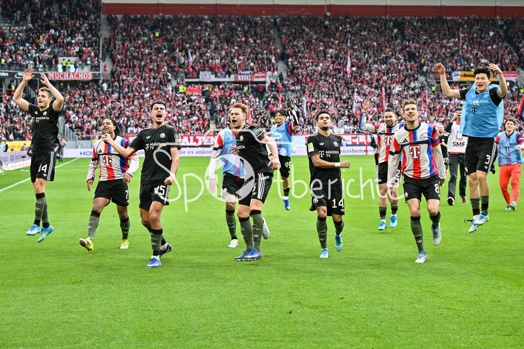 SC Freiburg - FC Bayern München | FREIBURG, GERMANY - 04. APRIL: die Spieler der Gäste feiern zusammen mit den Fans den 2-3 Auswärtssieg in Freiburg während dem Bundesligamatch zwischen dem SC Freiburg und dem FC Bayern München am 28. Spieltag im Europa-Park Stadion / DFL REGULATIONS PROHIBIT ANY USE OF PHOTOGRAPHS AS IMAGE SEQUENCES AND/OR QUASI-VIDEO / Josip STANISIC (FC Bayern Munich 44), Aleksandar PAVLOVIC (FC Bayern Munich 45), Joshua KIMMICH (FC Bayern Munich 6), Leon GORETZKA (FC Bayern Munich 8)