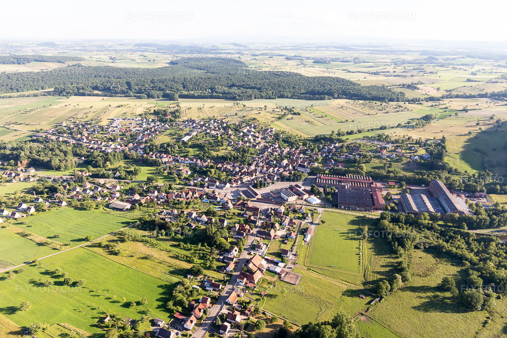 Aerial view: View of the town in Zinswiller in the state Bas-Rhin, France.Photo: IMG_115416.jpg taken on 06/16/2019 by Werner Riehm/FLY-FOTO.comResolution of the original: 5472 x 3648 px