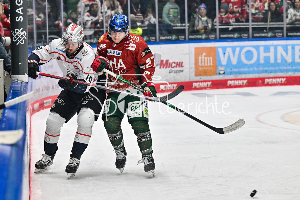Augsburger Panther - Nürnberg Ice Tigers | AUGSBURG, GERMANY - 23. DECEMBER: im Duell Evan BARRAT (Nürnberg Ice Tigers 10) und Kyle MAYHEW (Augsburger Panther 27) während dem Match zwischen den Augsburger Panthern und den Nürnberg Ice Tigers am 31. Spieltag der Penny DEL im Curt Frenzel Stadion