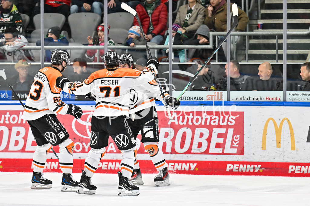 Augsburger Panther - Grizzlys Wolfsburg | AUGSBURG, GERMANY - 15. MARCH: Jubel der Gäste nach dem Treffer zum 5-5 Ausgleich durch Matt CHOUPANI (Grizzlys Wolfsburg 89) / Tor / Torschuetze / Freude / Happy während dem Match zwischen den Augsburger Panthern und den Grizzlys Wolfsburg am 52. Spieltag der Penny DEL im Curt Frenzel Stadion
