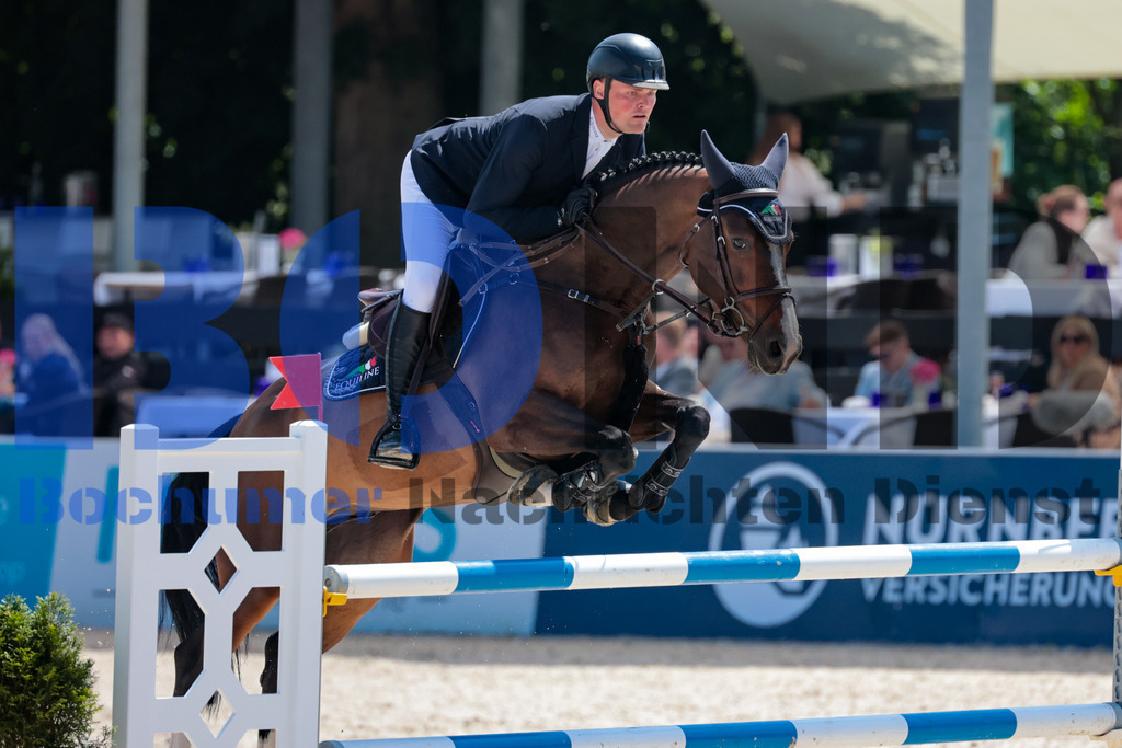 Longines Balve Optimum - Springen Samstag {date} -  | {headline}(Foto: Sebastian Sendlak / BOND) - Realisiert mit Pictrs.com