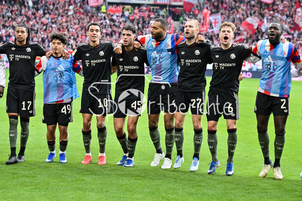 SC Freiburg - FC Bayern München | FREIBURG, GERMANY - 04. APRIL: die Spieler der Gäste feiern zusammen mit den Fans den 2-3 Auswärtssieg in Freiburg während dem Bundesligamatch zwischen dem SC Freiburg und dem FC Bayern München am 28. Spieltag im Europa-Park Stadion / DFL REGULATIONS PROHIBIT ANY USE OF PHOTOGRAPHS AS IMAGE SEQUENCES AND/OR QUASI-VIDEO