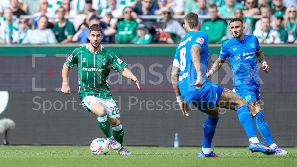 Fussball, Bundesliga, SV Werder Bremen - Bayer 04 Leverkusen | Romano Schmid (SV Werder Bremen, 20) am Ball, Einzelbild, Ganzkörper, Aktion, Action, Spielszene, DIE DFL-RICHTLINIEN UNTERSAGEN JEGLICHE NUTZUNG VON FOTOS ALS SEQUENZBILDER UND/ODER VIDEOÄHNLICHE FOTOSTRECKEN. DFL REGULATIONS PROHIBIT ANY USE OF PHOTOGRAPHS AS IMAGE SEQUENCES AND/OR QUASI-VIDEO.