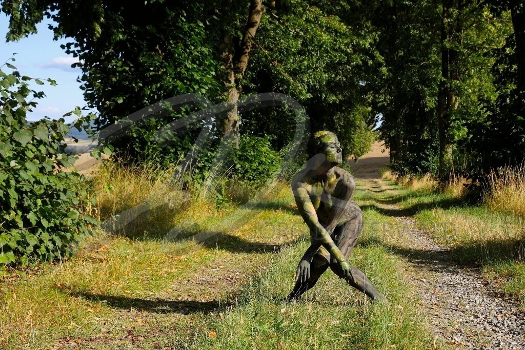 NatureArt-LINDENALLEE_3704b1 | Gekreuzte Beine | #010 | Modell: Tatjana Heinz | Foto: Tschiponnique Skupin - Realisiert mit Pictrs.com