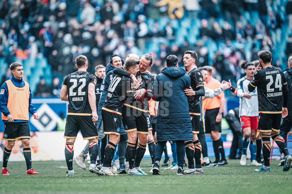 Fußball | Männer | Saison 2023/2024 | 2. Fußball-Bundesliga | 19. Spieltag | Hamburger SV vs. Karlsruher SC | 28.01.2024 | Der KSC feiert seinen Sieg, Marvin Wanitzek (#10, Karlsruher SC) und Sebastian Jung (#2, Karlsruher SC) nehmen sich in den Arm