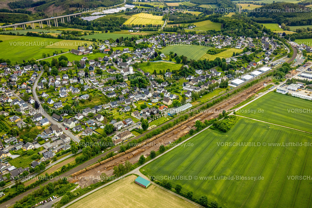 Meschede220600849 | Luftbild, Sägewerk Hüster, Holzverladestelle an der Bahnlinie Im Ruhrtal, Neubau 4 Häuser Südstraße, Wennemen, Meschede, Sauerland, Nordrhein-Westfalen, Deutschland
