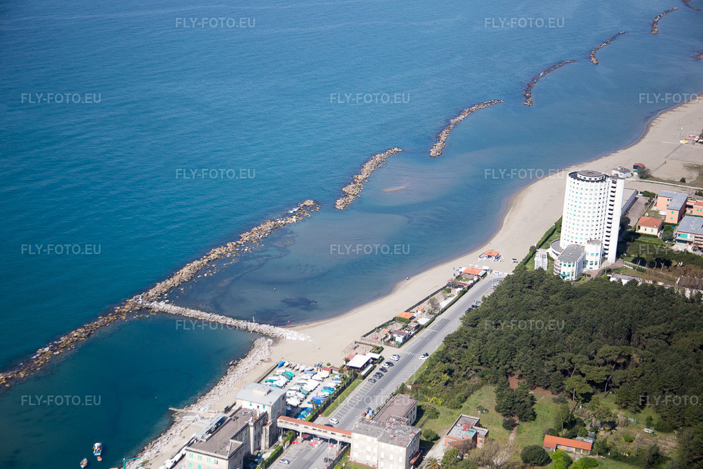 Vue aérienne: Vue de la ville à Marina di Massa dans le département Toscane, Italie – .Photo: IMG_087114.jpg prise le 04/04/2016 par Werner Riehm/FLY-FOTO.eu – Résolution de l'original: 5472 x 3648 px