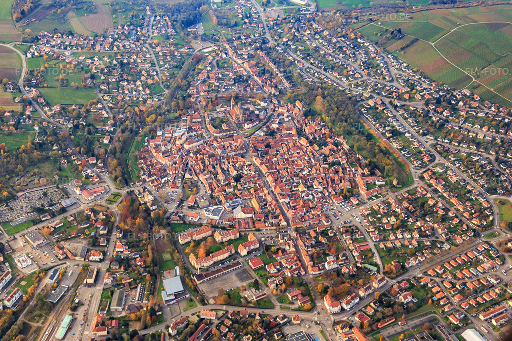 Luftbild: stadtübersicht aus Osten in Wissembourg im Bundesland Bas-Rhin in Frankreich. – Foto: IMG_119852.jpg vom 24.11.2019 durch Werner Riehm/FLY-FOTO.de – Auflösung des Originals: 5295 x 3530 px