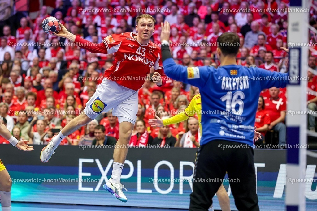 EHF16012602069 | 16.01.2026, Handball, Men's EHF EURO 2026, Dänemark - Nordmazedonien, Jyske Bank Boxen in Herning, Dänemark, Preliminary Round:  Simon Bogetoft Pytlick (Denmark #43) wirft auf das Tor von  Ivan Galevski (North Macedonia #16) 