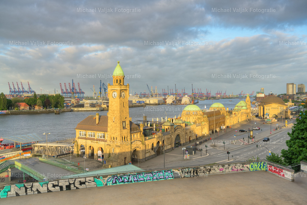 Landungsbrücken in Hamburg in der Morgensonne | Blick vom Aussichtspunkt an der Jungendherberge "Auf dem Stintfang" zu den St. Pauli Landungsbrücken, angeleuchtet von der frühen Morgensonne. - Realisiert mit Pictrs.com