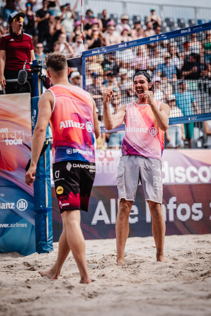 Beachvolleyball | Männer | Deutsche Meisterschaften 2025 Timmendorfer Strand | 04.09.2025 | v.l. Eric Stadie-Seeber und Jannik Kühlborn jubeln