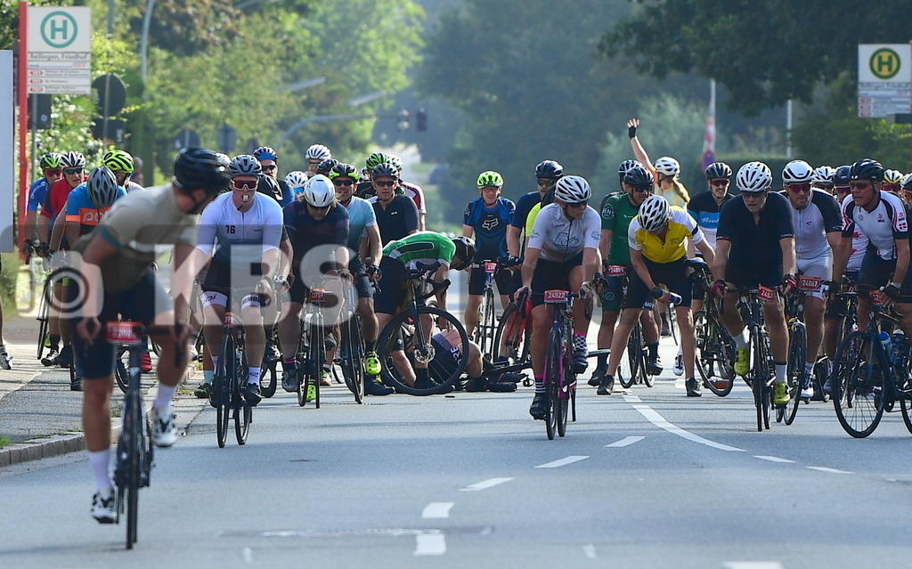 KBS Picture_Cyclassica-Hamburg_200823_013 | Hamburger Strasse Rellingen , Sturz im 100KM Feld ,
Bemer Cyclassics Hamburg Radrennen 2023 , 
Durch Hamburg und Schleswig-Holsten ,
UCI-WorldTour-Rennen Profi-Elite Herren ca.200KM , 
Amateurradfahrer Jedermann Rennen 60KM ,
Amateurradfahrer Jedermann Rennen 100KM , - Realisiert mit Pictrs.com