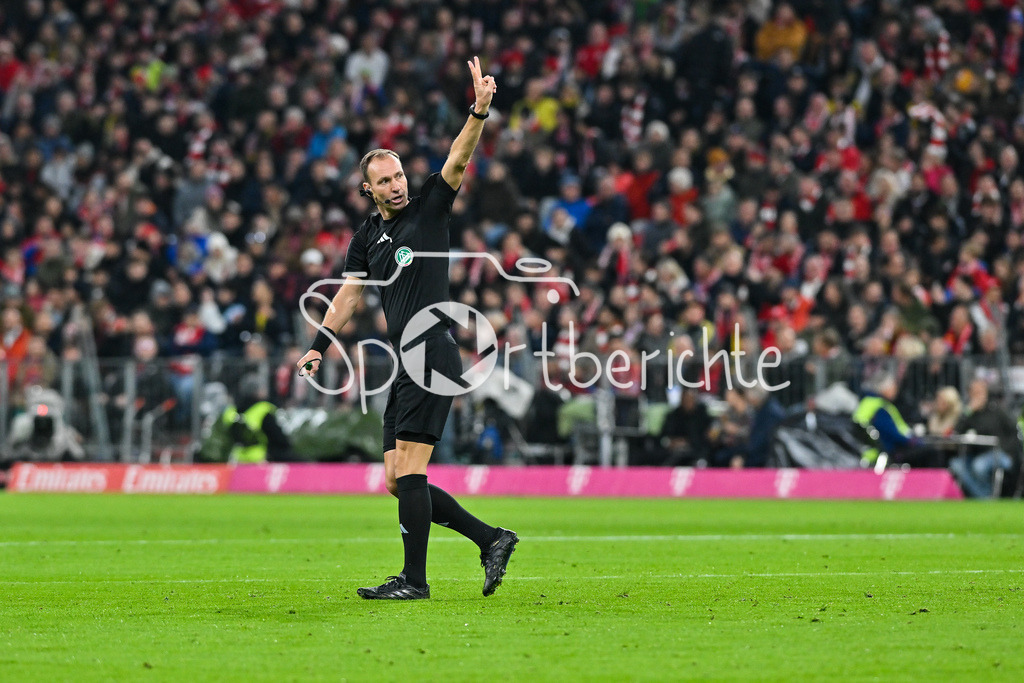 FC Bayern München - Borussia Dortmund | mUNICH, GERMANY - Referee Bastian DANKERT during the bundesliga match between FC Bayern Munich vs. Borussia Dortmund on matchday 7 at Allianz Arena on October 18, 2025 in Munich, Germany / DFL REGULATIONS PROHIBIT ANY USE OF PHOTOGRAPHS AS IMAGE SEQUENCES AND/OR QUASI-VIDEO
