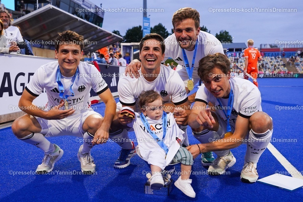 xydrx16082503094 | 16.08.2025, xydrx, Herren EuroHockey Championship 2025, Finale, Niederlande - Deutschland, Sparkassenpark Mönchengladbach: Erik Kleinlein (GER #24) Raphael Hartkopf (GER #6) Gonzalo Peillat (GER #16) und Justus Weigand (GER #19) jubeln mit dem Pokal über den Sieg im Finale