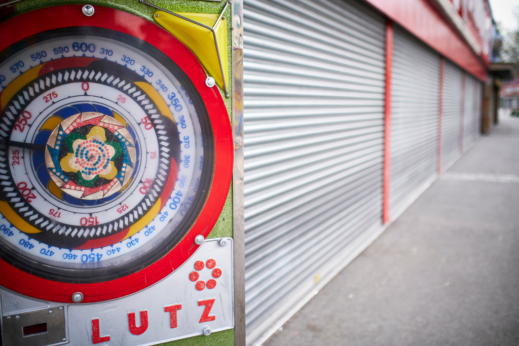 Kraftautomat und geschlossenen Jalousien | Wien, Austria - March 25, 2020: Massnahmen zur Einschränkung von COVID-19, Detailaufnahmen im Menschenleeren Pratergelände - Kraftautomat und geschlossenen Jalousien. - Realisiert mit Pictrs.com