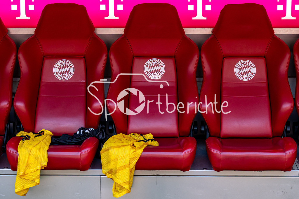 FC Bayern München - 1. FC Heidenheim | MUNICH, GERMANY - 02. MAI: im Bild die Sitze der Auswechselbank in der Allianz Arena vor dem Bundesligamatch zwischen dem FC Bayern München und dem 1. FC Heidenheim am 32. Spieltag in der Allianz Arena / DFL REGULATIONS PROHIBIT ANY USE OF PHOTOGRAPHS AS IMAGE SEQUENCES AND/OR QUASI-VIDEO