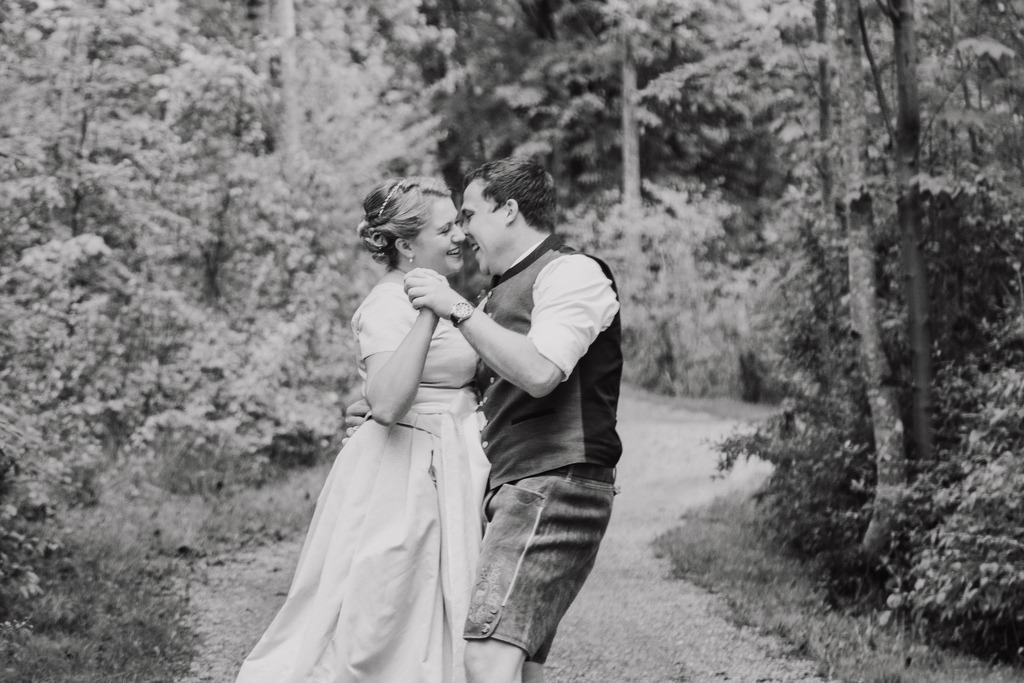 Heiraten dahoam Lenggries Isarweg | Euer Fotografinnen-Team im Isarwinkel. Wir begleiten euch bei Hochzeiten, Familienshootings, Newborn & Events in Lenggries, Bad Tölz und Umgebung. Jetzt anfragen! - Realisiert mit Pictrs.com