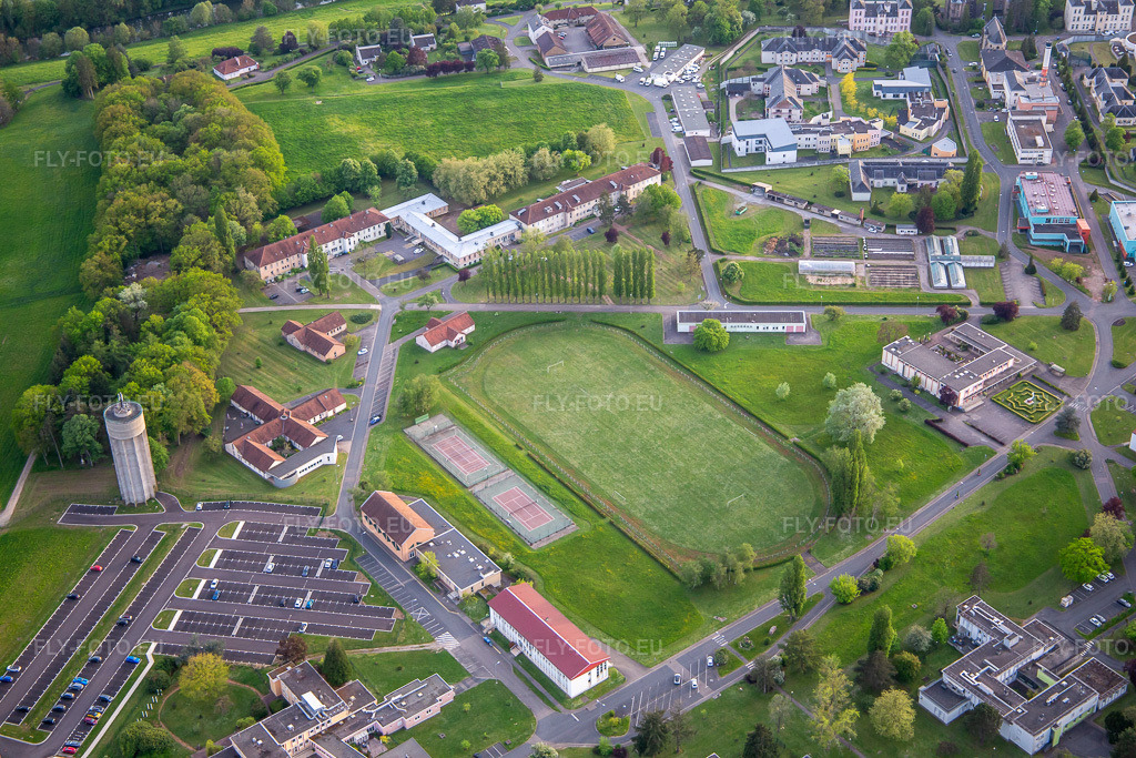 Vue aérienne: Vue de la ville à le quartier Blauberg in Saargemünd dans le département Moselle, France. Photo: IMG_140486.jpg prise le 30/04/2024 par Werner Riehm/FLY-FOTO.euRésolution de l'original: 5472 x 3648 px