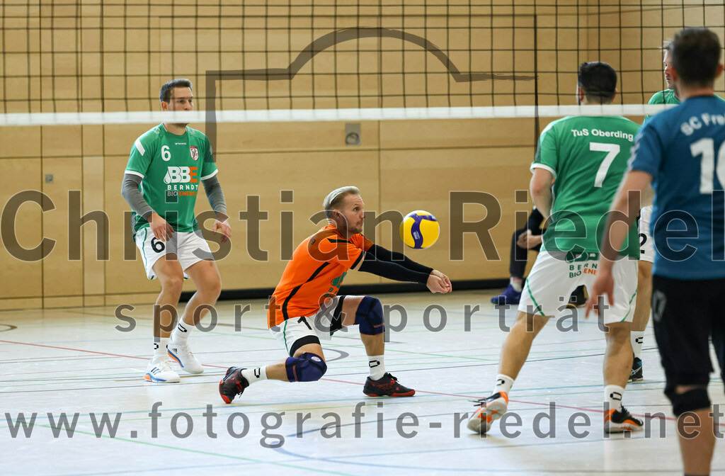 2022-11-12_068_TuS_Oberding_gegen_SC_Freising_II | Oberding, Deutschland, 12.11.2022:
Volleyball, Bezirksliga Ost 2022 / 2023, 7. Spieltag, TuS Oberding gegen MTV Pfaffenhofen II, Endergebnis: 3:2

Oliver Pelz (TuS Oberding, #6), Bernd Walter (TuS Oberding, #1), Christian Sieracki (TuS Oberding, #7)

Foto: Christian Riedel / fotografie-riedel.net