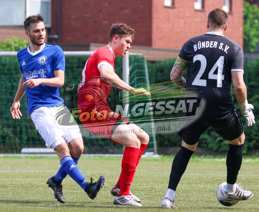 Bünder SV - TuS Bruchmühlen II | Auf dem Bild zu sehen: grün Bünder SV v.l.: Yannis Bohmeyer, Niklas Brennemann ; blau TuS Bruchmühlen II: Alex Schäfer Bünder SV, TuS Bruchmühlen II, Saison 25/26, Kreisliga A, Bünde, Deutschland - Realisiert mit Pictrs.com