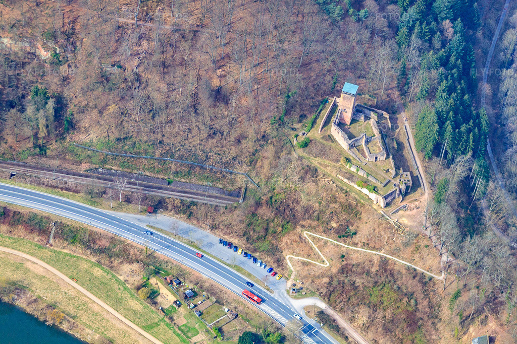 Luftbild: Ruine Hinterburg über dem Bahntunnel in Neckarsteinach im Bundesland Hessen in Deutschland. Foto: IMG_37974.jpg vom 12.03.2011 durch Werner Riehm/FLY-FOTO.de