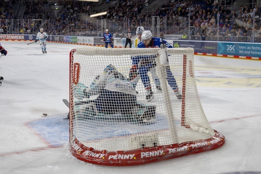 DEL, Deutsche Eishockey Liga Saison 2025/26, 20. Spieltag: Adler Mannheim gegen Dresdner Eislöwen | DEL, Deutsche Eishockey Liga Saison 2025/26, 20. Spieltag: Adler Mannheim gegen Dresdner Eislöwen - Realisiert mit Pictrs.com