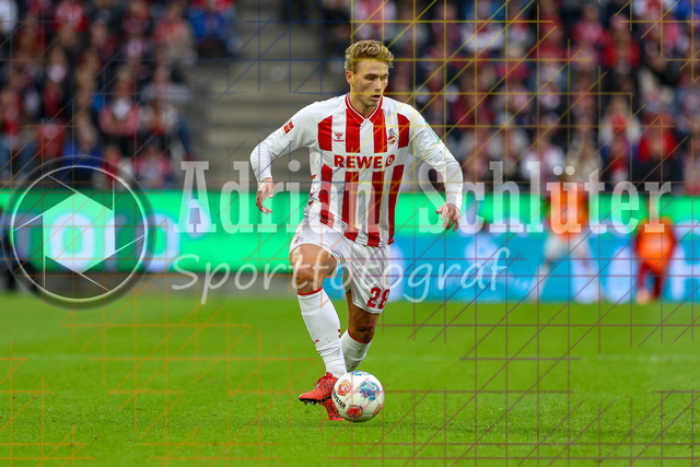 1. FC Köln vs FC Augsburg - 1. Bundesliga  | Köln, Deutschland, 18.10.25:   Sebastian Sebulonsen (1. FC Köln) in Aktion am Ball, Einzelaktion waehrend des Spiels der 1. Bundesliga zwischen  1. FC Köln vs FC Augsburg im RheinEnergieStadion(Foto von Brauer-Fotoagentur / Adrian Schlueter)