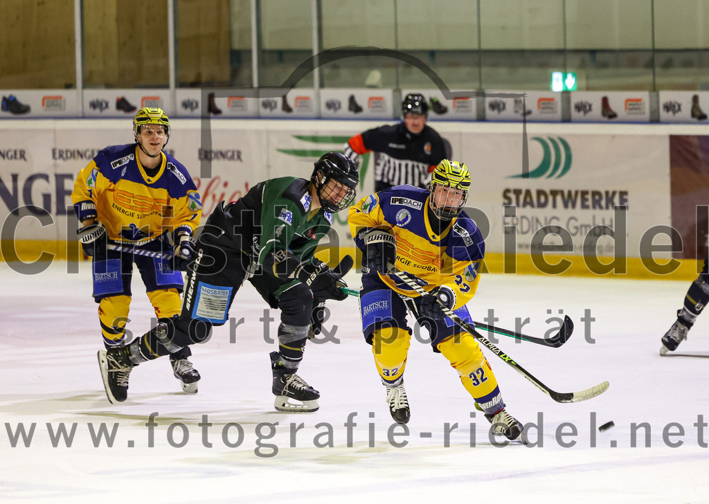 2022-10-30_065_TSV_Erding_gegen_ESC_Riverrats_Geretsried | Erding, Deutschland, 30.10.2022:
Eishockey, Bayernliga 2022 / 2023, 9. Spieltag, TSV Erding gegen ESC Riverrats Geretsried, Endergebnis: 3:5

Simon Franz (Erding Gladiators, #4), Luis Huber (ESC Riverrats Geretsried, #32)

Foto: Christian Riedel / fotografie-riedel.net