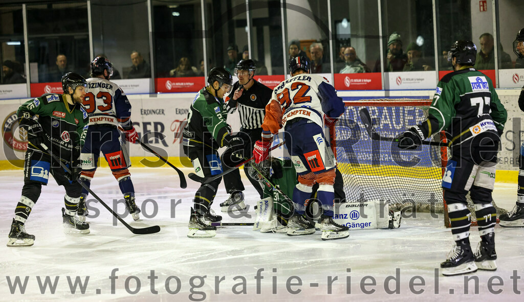 2023-03-03_018_TSV_Erding_gegen_ESC_Kempten | Erding, Deutschland, 03.03.2023:
Eishockey, Bayernliga Playoffs 2022 / 2023, Viertelfinale, TSV Erding gegen ESC Kempten, Endergebnis: 9:3

Elias Maier (Erding Gladiators, #15), Mark Waldhausen (Erding Gladiators, #27), Torwart Christoph Schedlbauer (Erding Gladiators, #31), Maximilian Schäffler (ESC Kempten, #92), Philipp Michl (Erding Gladiators, #77)

Foto: Christian Riedel / fotografie-riedel.net