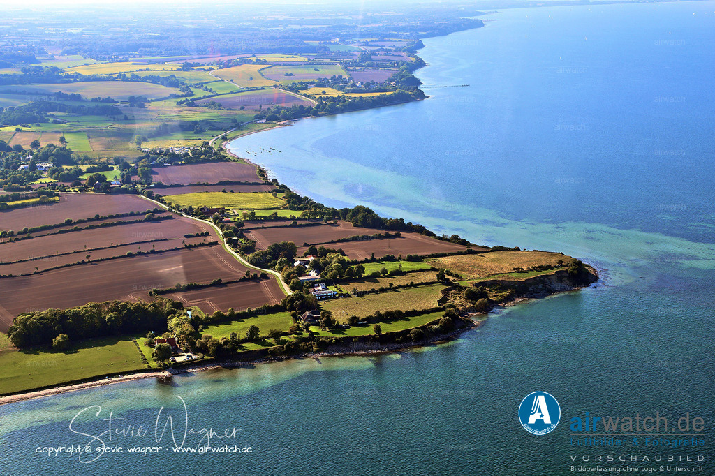Luftbild Na de Huk - Der Na de Huk in Steinberg ist ein natürlicher Ostseestrand in der Geltinger Bucht | Der Na de Huk in Steinberg ist ein natürlicher Ostseestrand in der Geltinger Bucht, bekannt für seine ruhige Lage direkt am Wasser und den barrierefreien Zugang. Der Strand eignet sich besonders für Familien und Besucher, die einen unkomplizierten, naturbelassenen Badestrand mit guter Infrastruktur suchen.