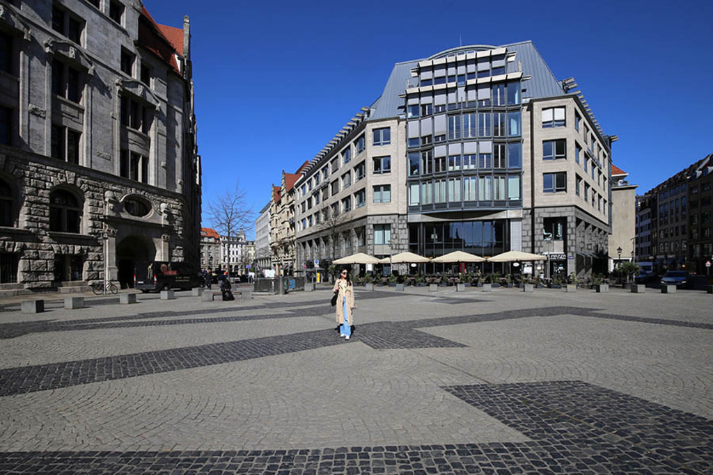 Burgplatz - Blick zum Bauwens-Haus | Entdecke über 20 Kategorien Leipzig-Motive: Foto-Downloads, hochwertige Poster, Leinwand- & Fine-Art-Prints. Jetzt Lieblingsfoto im Bildlexikon Leipzig Shop bestellen!