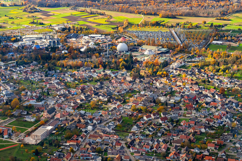 Rust Ortenau Baden Ortsübersicht + Europa-Park Herbstbild  | Europa Park Freizeitpark Mack Rust Ortenau Aussengelände 
Ort Herbstbild 
