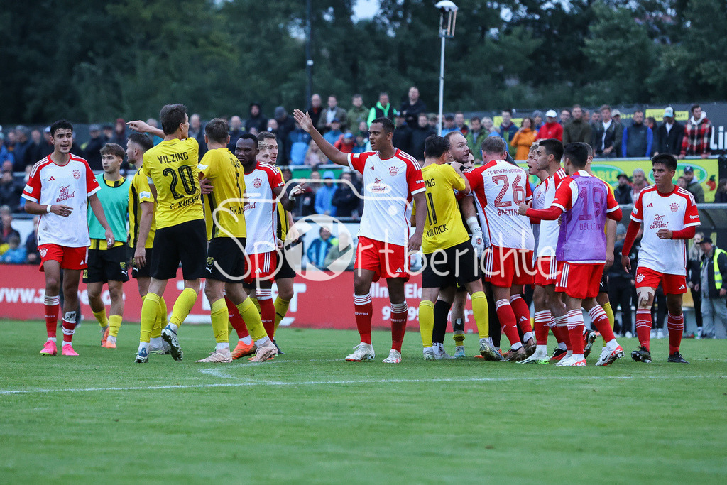 DJK Vilzing - FC Bayern Amateure | Jubel der Hausherren nach dem Sieg gegen die Kleinen Bayern / Provokation / Rudelbildung / Schlusspfiff / Freude / Sieg / Sieger