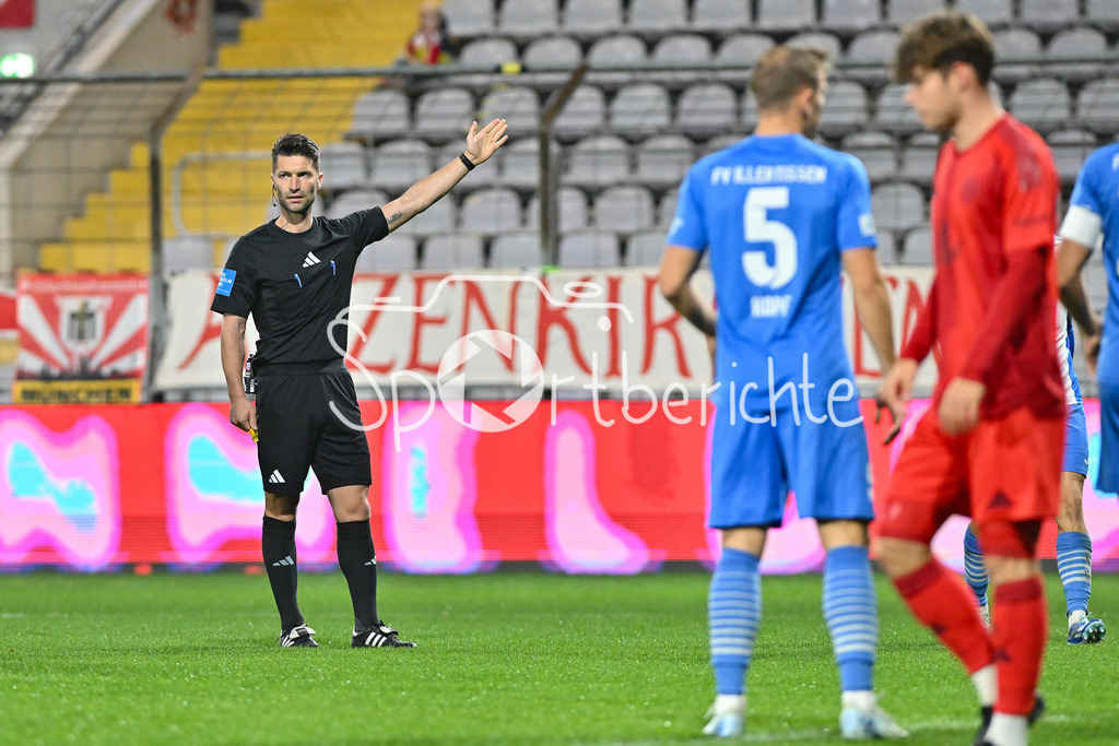 FC Bayern Amateure - FV Illertissen | im Bild Schiedsrichter Andreas DINGER in Aktion