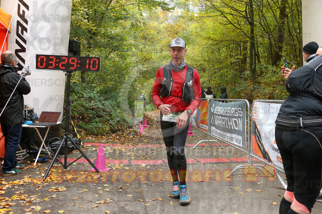 251026_1330_EX1_3578 | Sportfotografie im Rhein-Sieg Kreis, Köln, Bonn, NRW, Rheinland Pfalz, Hessen, etc. Unser Tätigkeitsfeld umfasst den Laufsport vom Volkslauf über den Marathon, Duathlon, Triathon bis zum Ultralauf wie Kölnpfad Ultra oder Schindertrail.