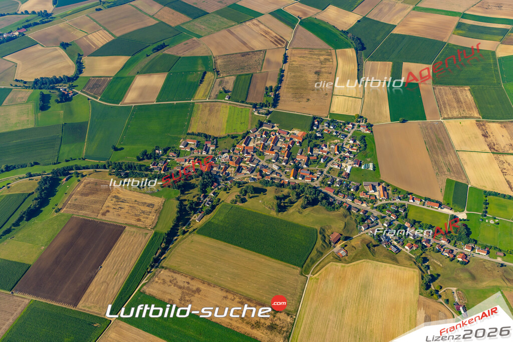 Das Luftbild zeigt : Illdorf Burgheim - Die Luftaufnahme wurde 2024 vom UL-Flugzeug aus erstellt ( keine Drohne ) - Hochauflösende Luftaufnahme - Für grossformatige Ausdrucke geeignet. Die Geschenkidee !Mit Lizenz und Bildrechte bestellbar