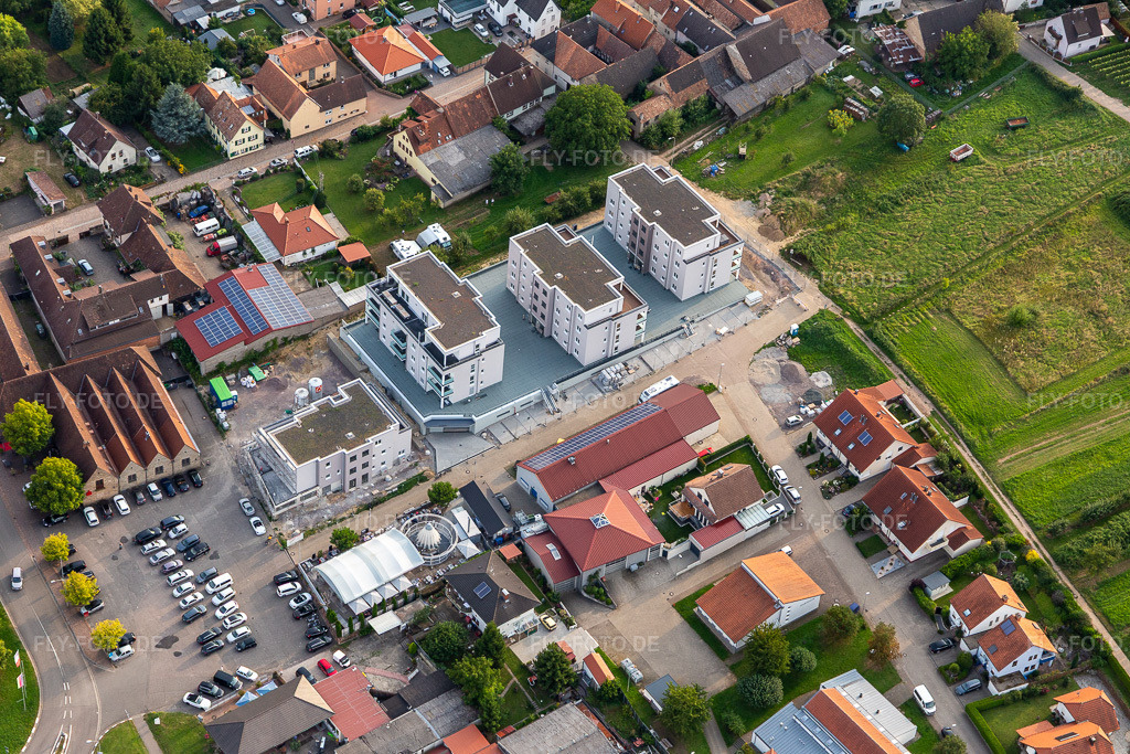 Luftbild: Neubauten an der Silvanerstr im Ortsteil Schweigen in Schweigen-Rechtenbach im Bundesland Rheinland-Pfalz in Deutschland. Foto: IMG_128440.jpg vom 21.08.2021 durch Werner Riehm/FLY-FOTO.de