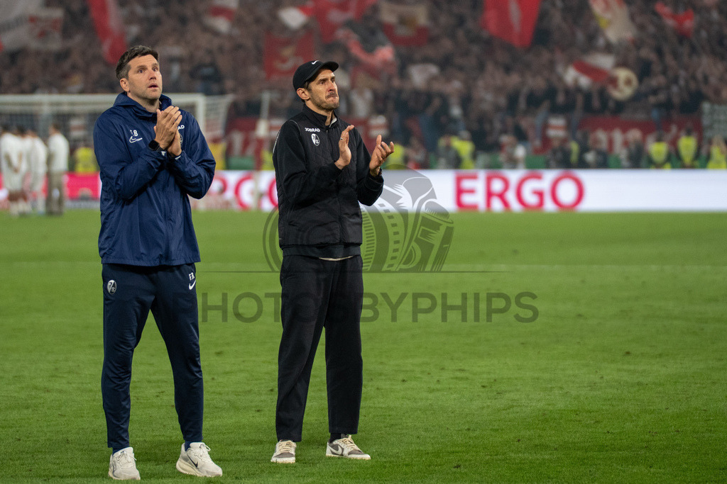 VfB Stuttgart vs. SC Freiburg, Fussball, DFB-Pokal, Halbfinale, 23.04.2026 | Julian Schuster (Trainer SC Freiburg) bedankt sich bei den Fans,VfB Stuttgart vs. SC Freiburg, Fussball, DFB-Pokal, Halbfinale, 23.04.2026DFB regulations prohibit any use of photographs as image sequences and/or quasi-video