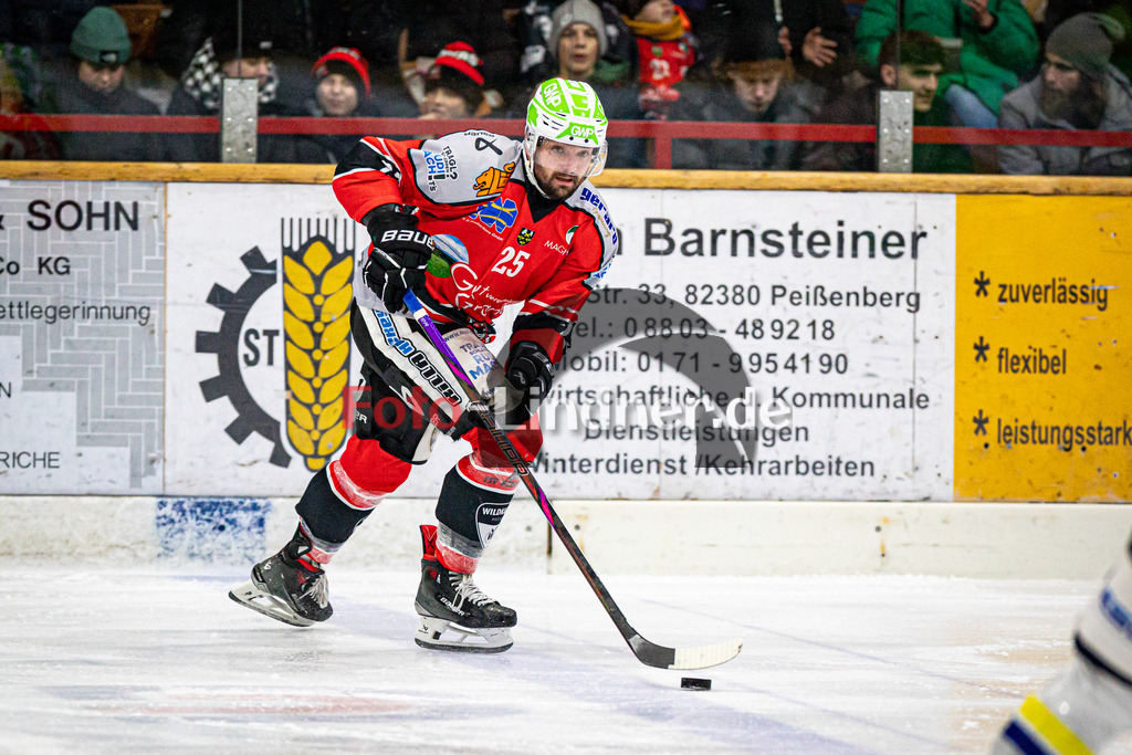 TSV Peißenberg MINERS gegen EHC Waldkraiburg DIE LÖWEN | Eishockey Bayernliga Herren Vorrunde 2024/25, TSV Peißenberg MINERS gegen EHC Waldkraiburg DIE LÖWEN, 20250124,Marius KLEIN (MINERS 25) in Aktion, Freisteller,2025-01-24 in Peißenberg (Eisstadion Peißenberg)Marius KLEIN (MINERS 25)Copyright: WolfgangxLindner foto-lindner.de