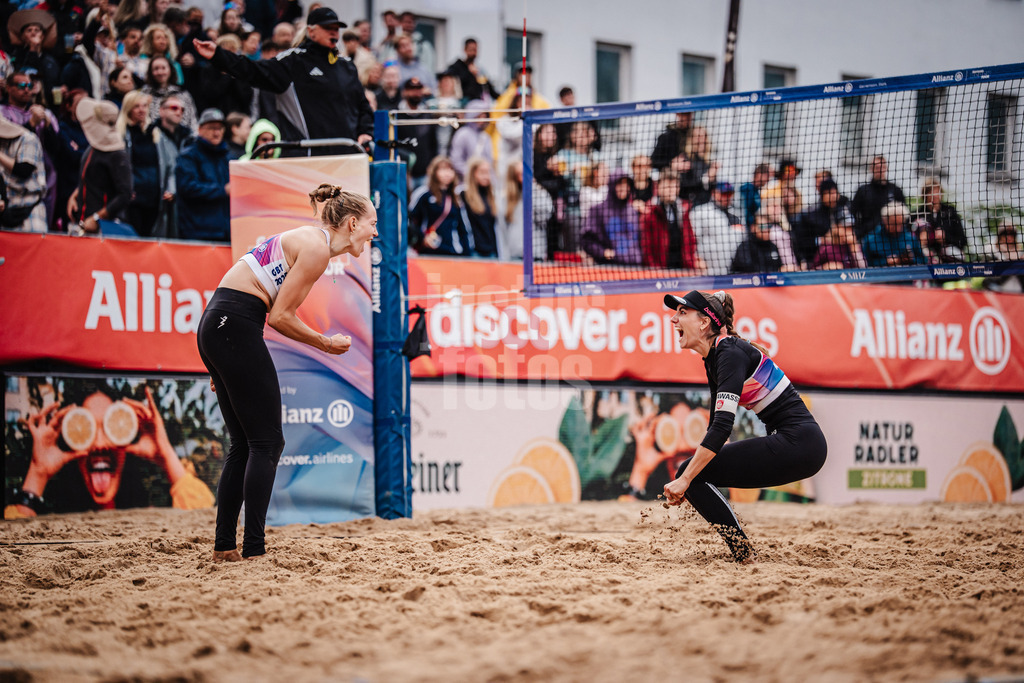Beachvolleyball | Frauen | Allianz German Beach Tour 2025 | Tourstop Berlin | 23.08.2025 | v.l. Tabea Schwarz und Lisa-Sophie Kotzan jubeln nach dem Sieg