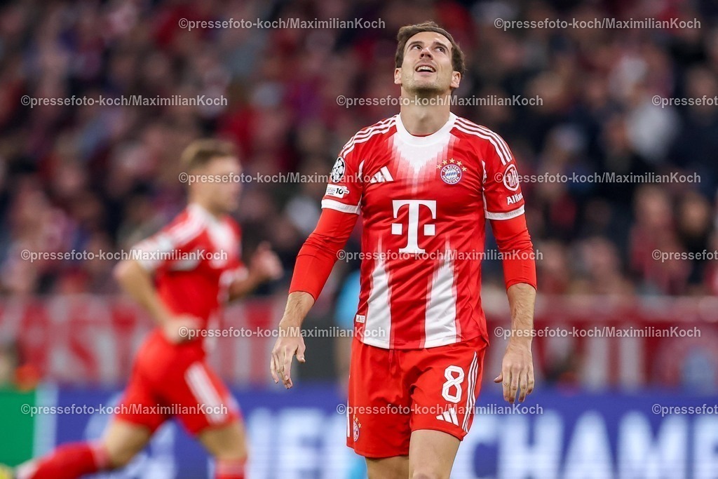UCL22102501103 | 22.10.2025, Fußball, UEFA Champions League, FC Bayern München - Club Brügge, Allianz Arena, Saison 2025 2026: Leon Goretzka (FC Bayern Muenchen #08) blickt enttäuscht nach ObenRegulations prohibit any use of photographs as image sequences and or quasi-video.