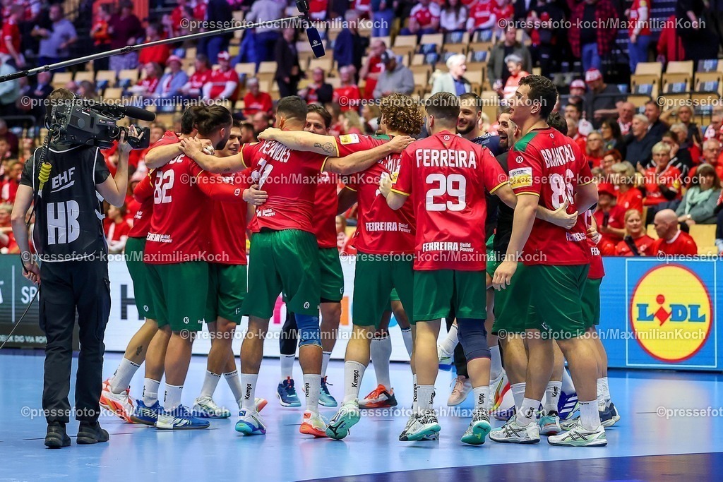 EHF16012601109 | 16.01.2026, Handball, Men's EHF EURO 2026, Portugal - Rumänien, Jyske Bank Boxen in Herning, Dänemark, Preliminary Round: Abschlussjubel Portugal nach dem Sieg gegen Rumänien.