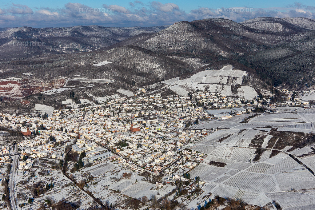 Luftbild: Winterlich schneebedeckte der von Bergen umgebenen Tallandschaft der Queich in Albersweiler im Bundesland Rheinland-Pfalz in Deutschland. Foto: IMG_124490.jpg vom 11.02.2021 durch Werner Riehm/FLY-FOTO.de
