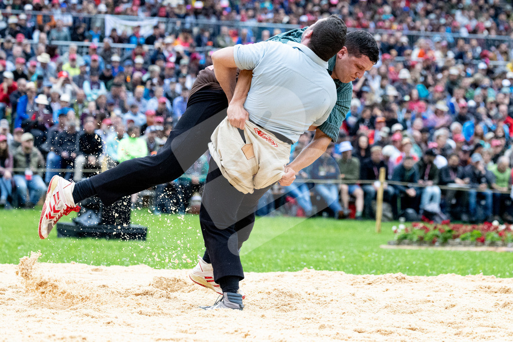 ESAF2025_01Gang_4493 | Die Schwinger des Schwyzer Kantonalen Schwingerverbandes: Fotos, die Dynamik und Leidenschaft festhalten, sowie emotionale Momente aus dem traditionellen Schwingsport zeigen. - Realisiert mit Pictrs.com
