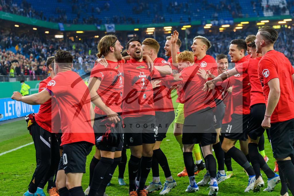 HSVSCF20220419_179 | Fussball, Herren: . Spieler von SC Freiburg Schlussjubel, jubelt nach dem 1:3 Sieg beim DFB-Pokal-Halbfinalspiel zwischen Hamburger SV und SC Freiburg im Volksparkstadion am 19.04.2022 in Hamburg, Deutschland.DFB / DFL REGULATIONS PROHIBIT ANY USE OF PHOTOGRAPHS AS IMAGE SEQUENCES AND/OR QUASI-VIDEO. - Realisiert mit Pictrs.com