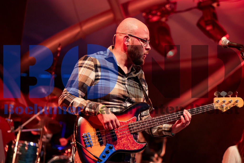 Bochum total 2024 - Die Feuersteins  {date} -  | {headline}(Foto: Sebastian Sendlak / BOND) - Realisiert mit Pictrs.com